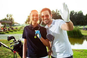 Papier Peint photo Golf Couple heureux se sentant heureux après une partie de golf. - Image
