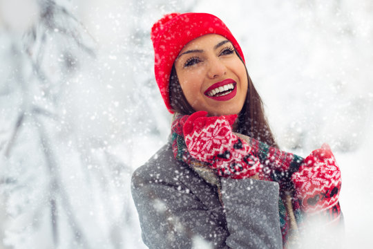 Beautiful young woman in winter park - Image