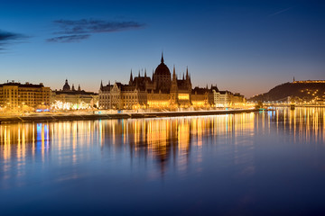 Obraz na płótnie Canvas Night view of Hungarian Parliament reflecting in water
