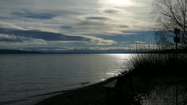 Winter am Ammersee, &auml;lterer mann am see, bayern