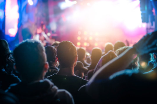 Concert Musique Foule Public Scène éclairage Lumière Spot Reflet Rock Techno Sortir Culture Fête