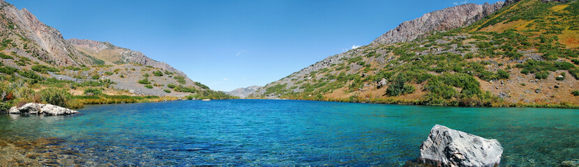 Fototapeta na wymiar Alpine turquoise lake in autumn on a sunny day