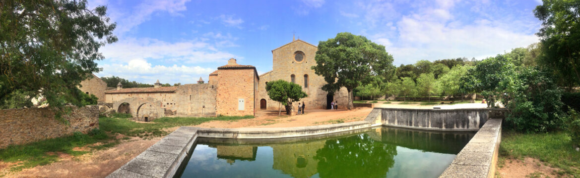 Provenza, abbazia di Thoronet con piscina per la raccolta dell'acqua.