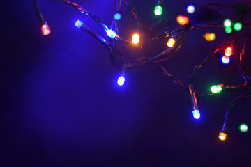 Lichts der bunter Girlander im Dunkeln blau Weihnachten Hintergrund 