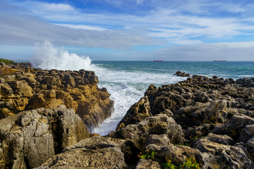 Fototapeta na wymiar Urlaubsort Cascais mit seiner spektakulären Küste am Atlantik in der Nähe von Lissabon, Portugal