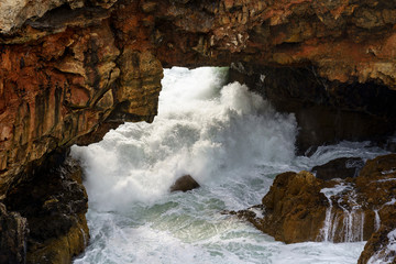 Felsformationen Boca do Inferno bei Cascais mit seiner spektakulären Felsküste am Atlantik in der Nähe von Lissabon, Portugal