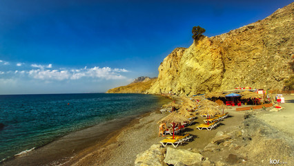 La plage de Therma loutre avec ses falaises