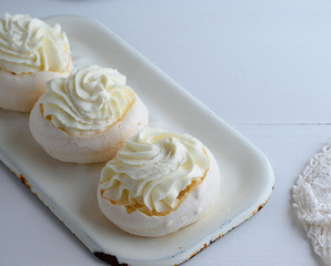 baked round meringue with cream