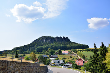 Fototapeta na wymiar Blick zum Pfaffenstein in der Sächsischen Schweiz