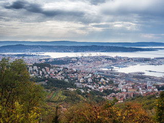 Triest Aufnahme der Stadt mit Hafen