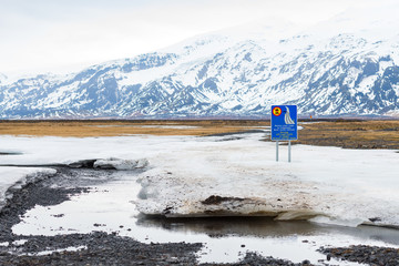 Warnschild an der Piste beim Eyjafjallajökull Island
