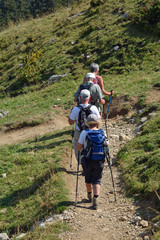 wanderer im kleinwalsertal