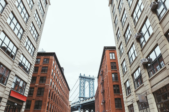 urban scene with buildings and brooklyn bridge in new york city, usa © LIGHTFIELD STUDIOS