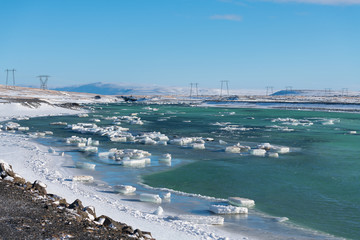 Fluss mit Eisschollen in Island im Winter