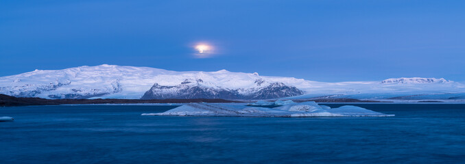 Gletscher und Gletschersee Jökulsárlón in Island - Sonnenaufgang mit Mond