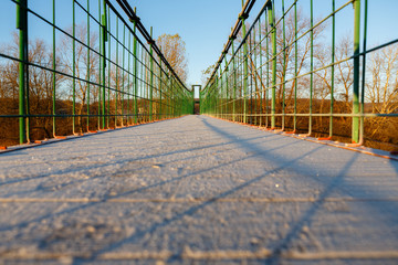 Подвесной мост осенним утром