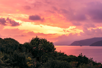 Obraz premium Beautiful purple sunset on Elba Island. Tuscany, Italy
