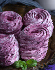 Obraz premium large pink marshmallow sprinkled with powdered sugar