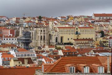 Fototapeta na wymiar Blick auf Lissabon von einer Aussichtsterasse im Lissaboner Stadtteil Mouraria, Lissabon, Portugal
