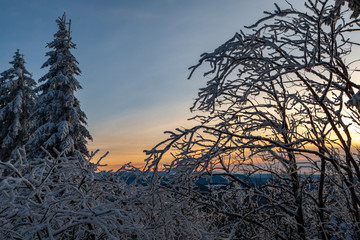 Winterlandschaft bei Sonnenuntergang