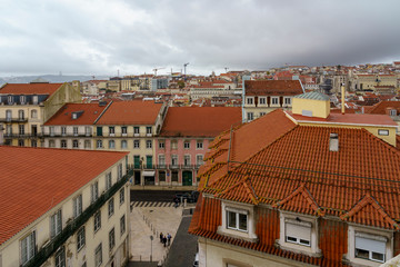 Naklejka na ściany i meble Blick auf Lissabon von einer Aussichtsterasse im Lissaboner Stadtteil Mouraria, Lissabon, Portugal