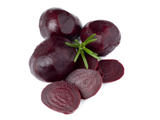 betteraves rouges cuites et épluchées sur fond blanc