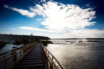 Obraz premium Walking in to the devil's thoat at Iguza waterfalls