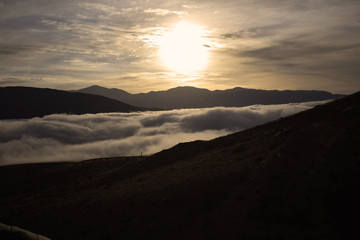 Obraz premium amaneciendo en el mar de nubes