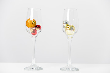 two wine glasses with a garland on a table