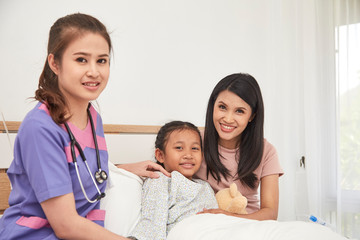 Fototapeta premium Doctor and child with mother in hospital