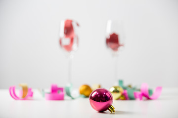 two wine glasses with a garland on a table