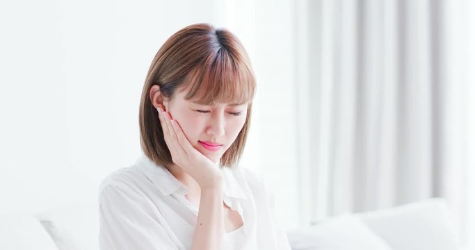 woman feel pain on teeth
