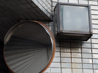 丸いミラーと四角いライトの対照構図