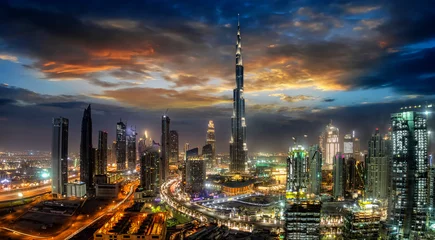 Fototapeten Blick auf die Business Bay in Dubai mit den modernen Wolkenkratzern bei Sonnenaufgang © moofushi