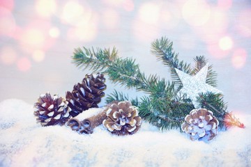 Fototapeta na wymiar Weihnachten Hintergrund Dekoration Schnee Zapfen