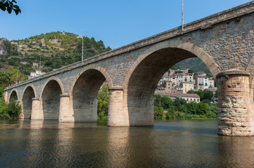 Fototapeta na wymiar Brücke über die Orb bei Roquebrun in Südfrankreich