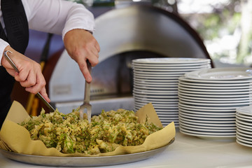 cuoco prepara un piatto di alghe in pastella