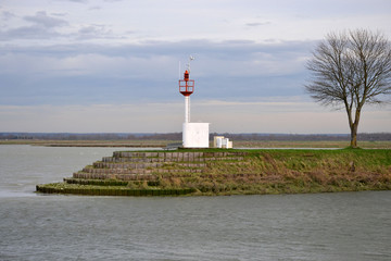phare rouge, balise rouge de l'entrée du port de Saint-Valery-sur-Somme dans le nord de la France,...