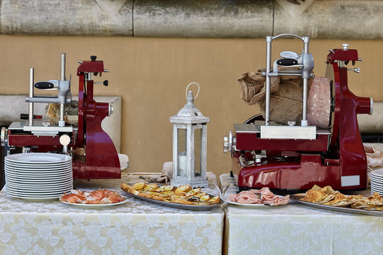 prosciutto e mortadella affettati al momento