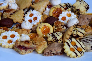 Weihnachtlicher Kekseteller, bunte Mischung