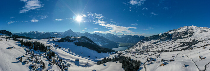 Alpen Panorama am Walensee in der Schweiz - 240021050
