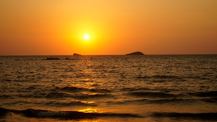 Coucher de soleil sur la mere geee