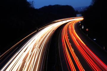 Lichtspuren auf einer Autobahn