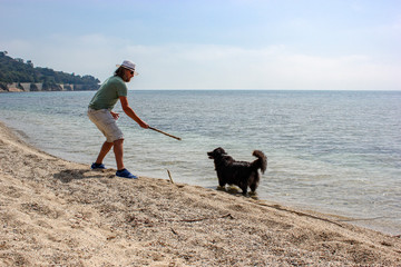 St&ouml;ckchen werfen mit Hund am Strand