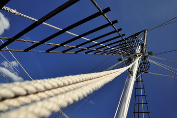 Obraz premium The mast of the ship, which goes to Mount Athos