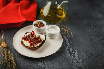 Sandwiche with cream cheese and sun dried tomatoes