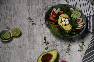 Fototapeta na wymiar Avakadolu akdeniz salata