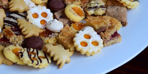 Viele leckere Weihnachtsplätzchen auf einem weißen Teller