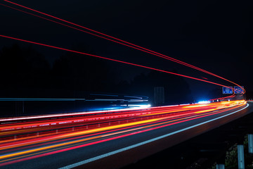 Verkehr auf einer deutschen Autobahn bei Nacht - obrazy, fototapety, plakaty