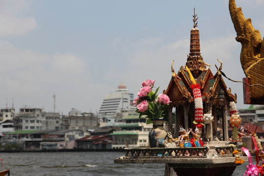 Asiatisches Geisterhaus - Kleiner Tempel in Bangkok Thailand